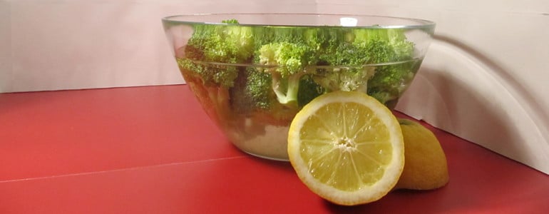 Brokkoli in Zitronenwasser geben