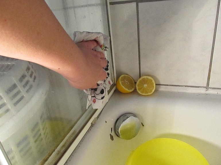 Duschkabine mit Zitrone reinigen