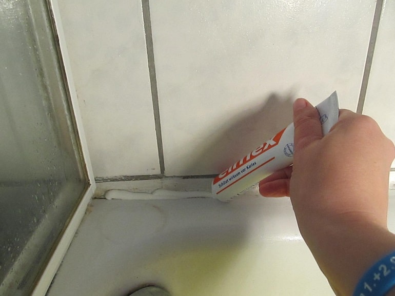 Duschkabinenfugen mit Zahnpasta reinigen