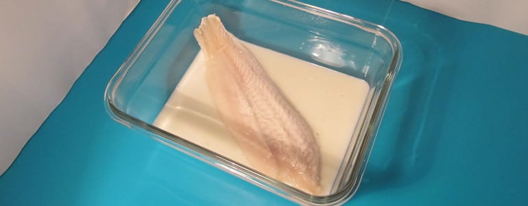 Fisch zum Auftauen in Milch legen