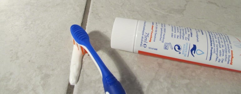 Fliesenfugen mit Zahnpasta reinigen