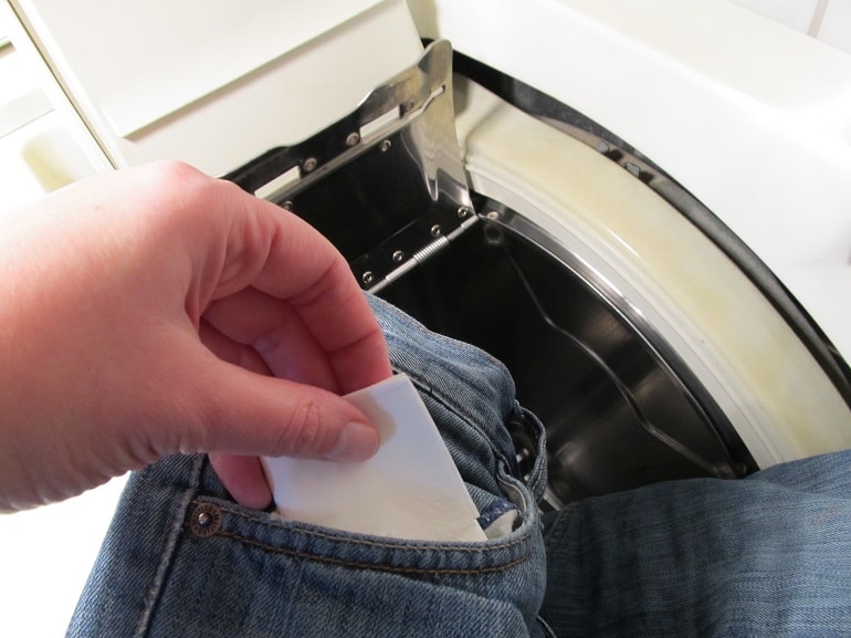 Jeanstaschen vor dem Waschen leeren