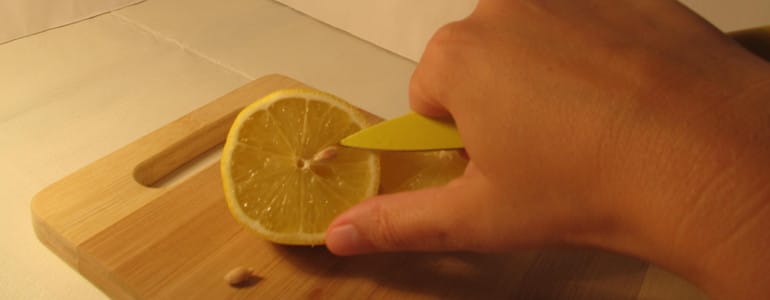 Zitronenkerne entfernen