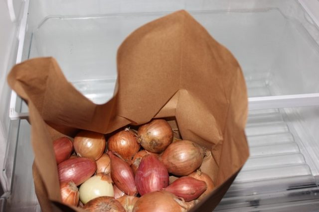 Zwiebeln Richtig Lagern In Der Wohnung ᐅ Zwiebeln lagern - 3 Varianten - lerne wie auf haushaltswiki.de