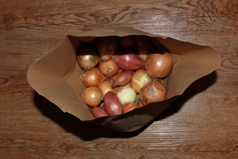 Stellen Sie den Tisch auf Vibrieren Geflügel zwiebel aufbewahren ...